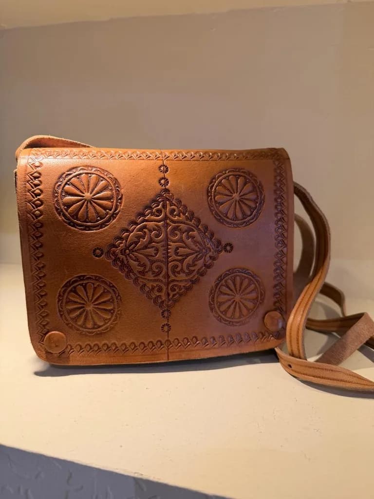 Sac bandoulière en cuir gravé motifs rosaces