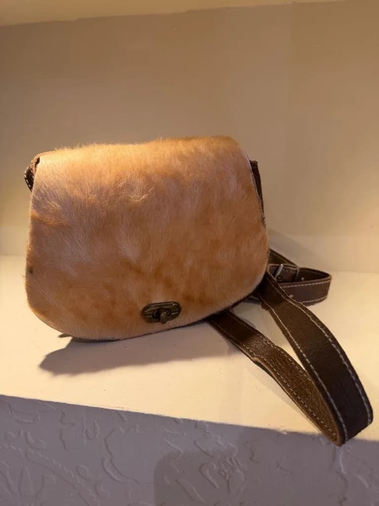 Sac besace en cuir et peau naturelle