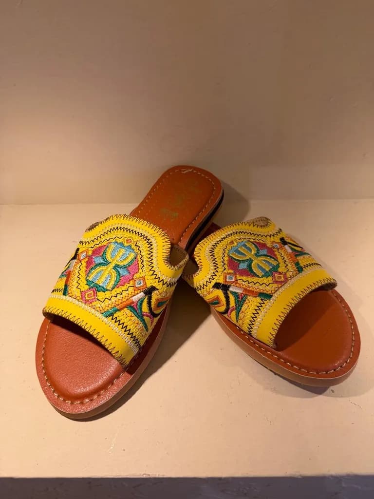 Sandales brodées jaunes en cuir