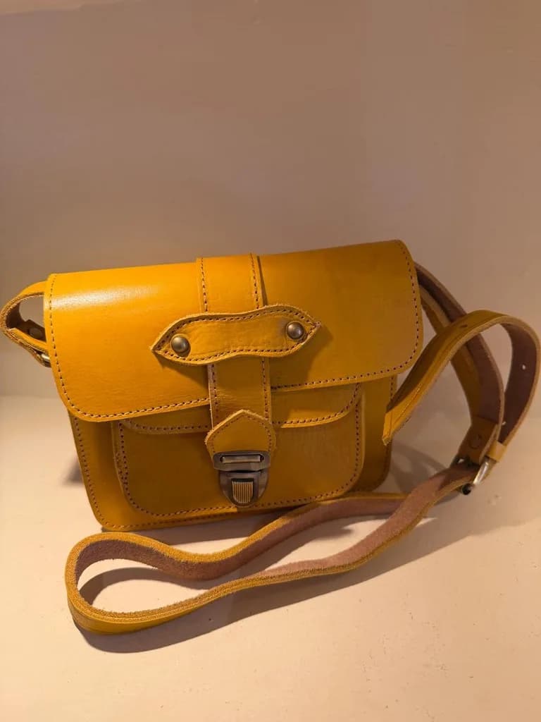 Sacoche bandoulière en cuir jaune moutarde