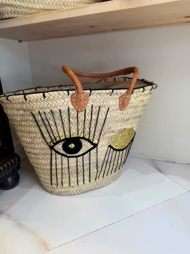 Panier en paille brodé Œil à sequins dorés