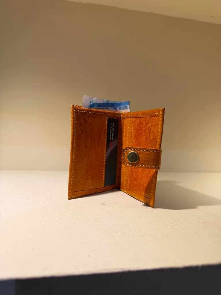 Porte-cartes en cuir camel à bouton pression