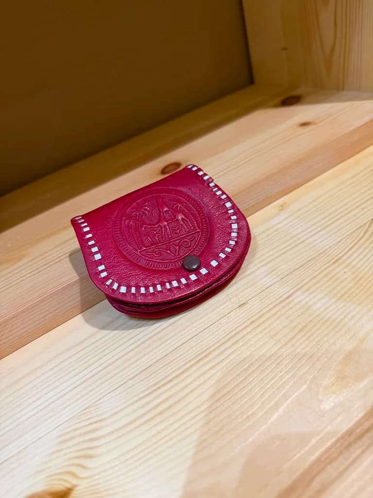Porte-monnaie en cuir gravé