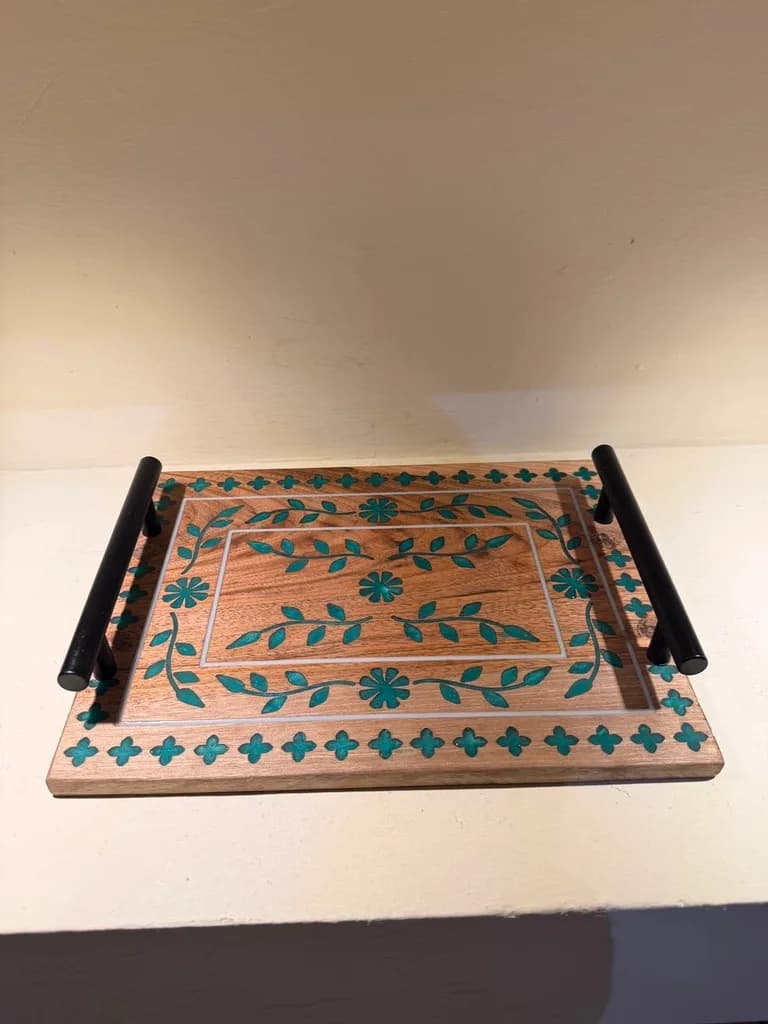 Plateau en bois incrusté de motifs floraux turquoise