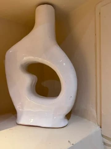 Vase sculptural ajouré blanc