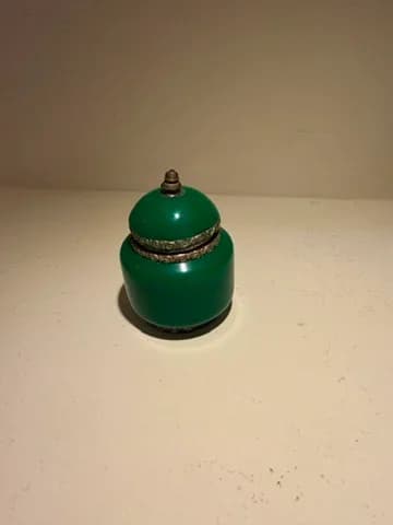 Boîte à encens cerclée de métal