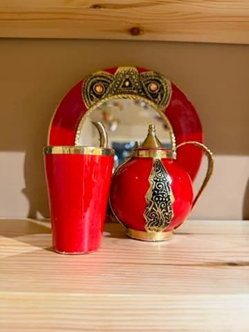 Service à thé rouge — théière, verre, plateau