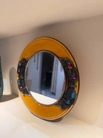Miroir rond en métal ciselé serti de pierres petite taille