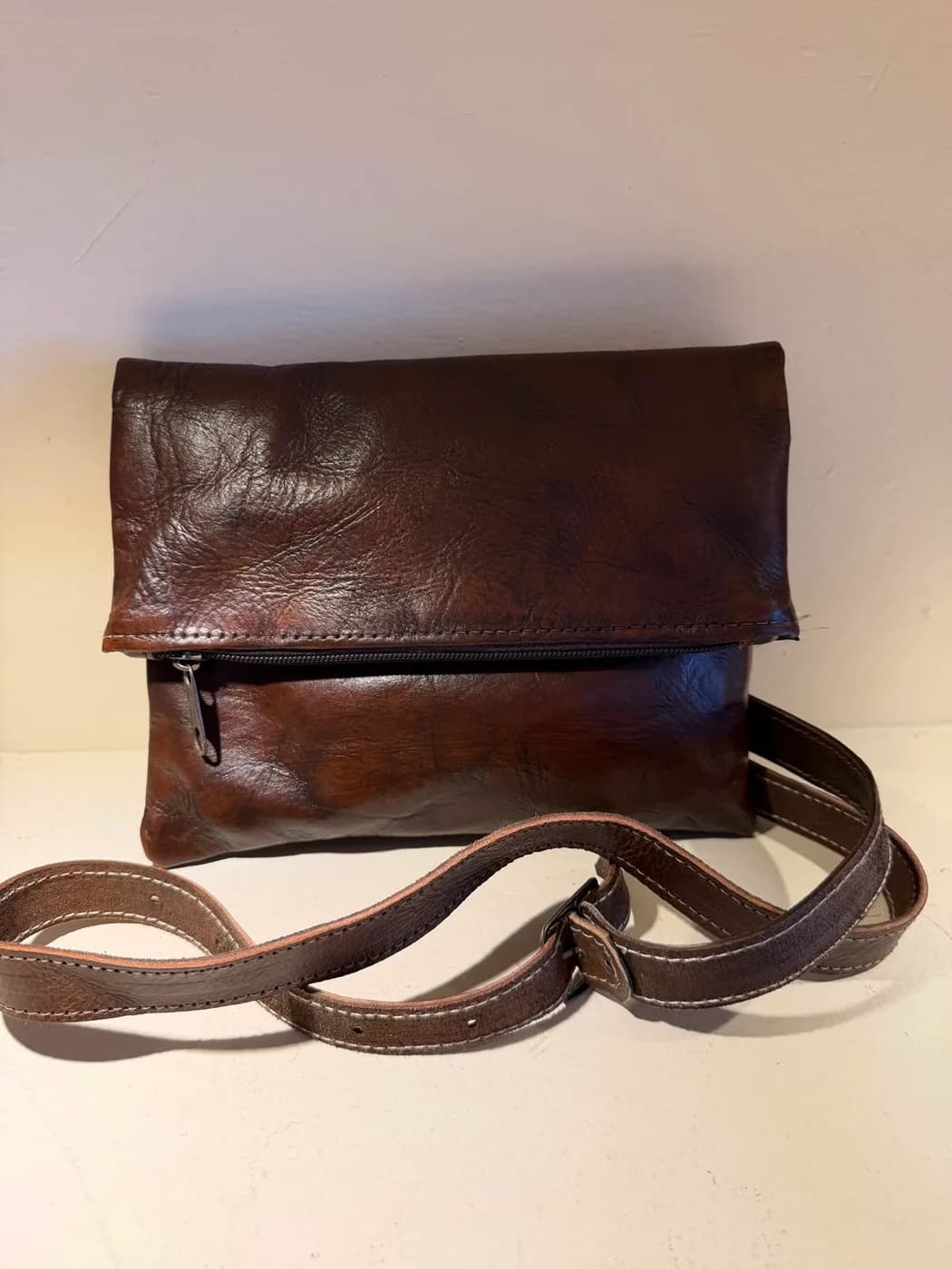 Sac bandoulière en cuir vieilli à rabat