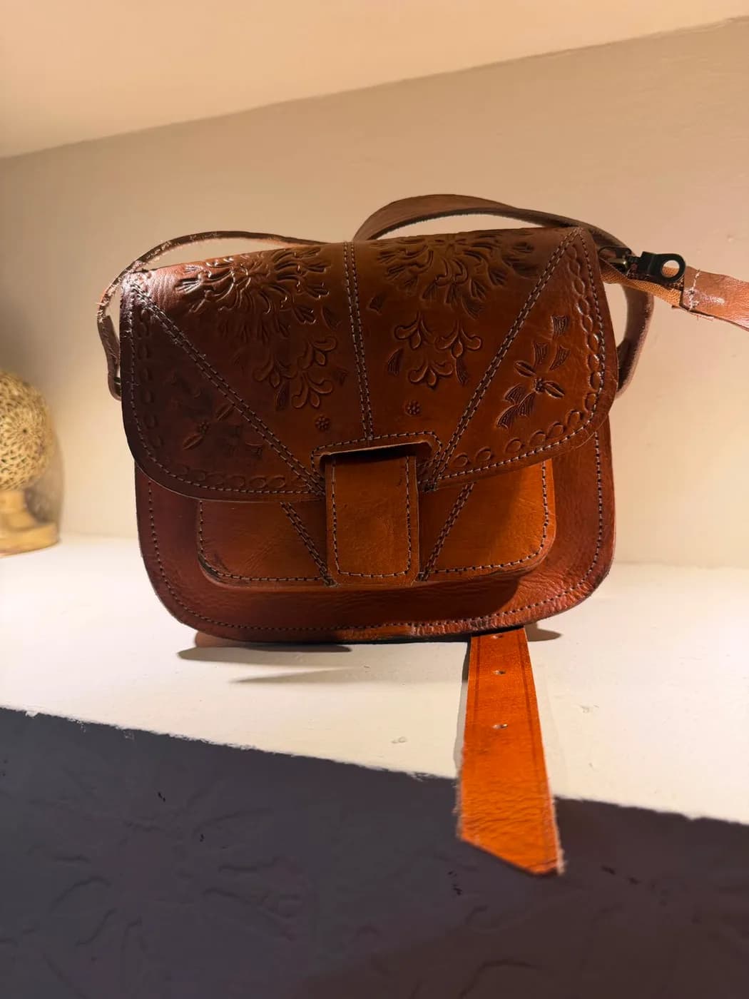 Sac besace en cuir repoussé floral