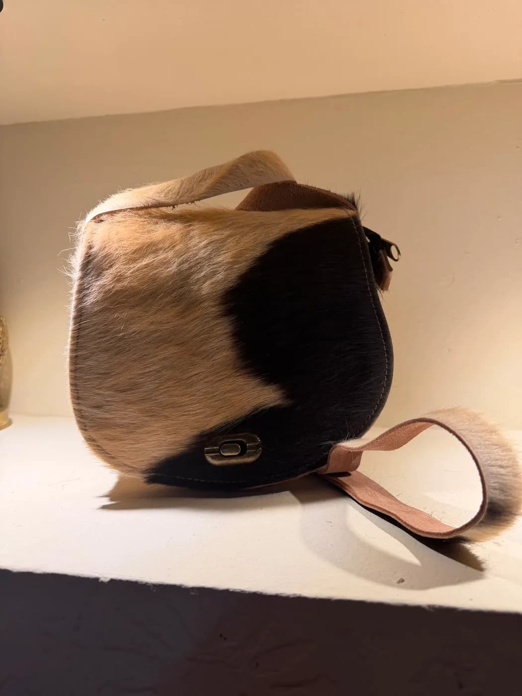 Sac besace en cuir et peau lainée