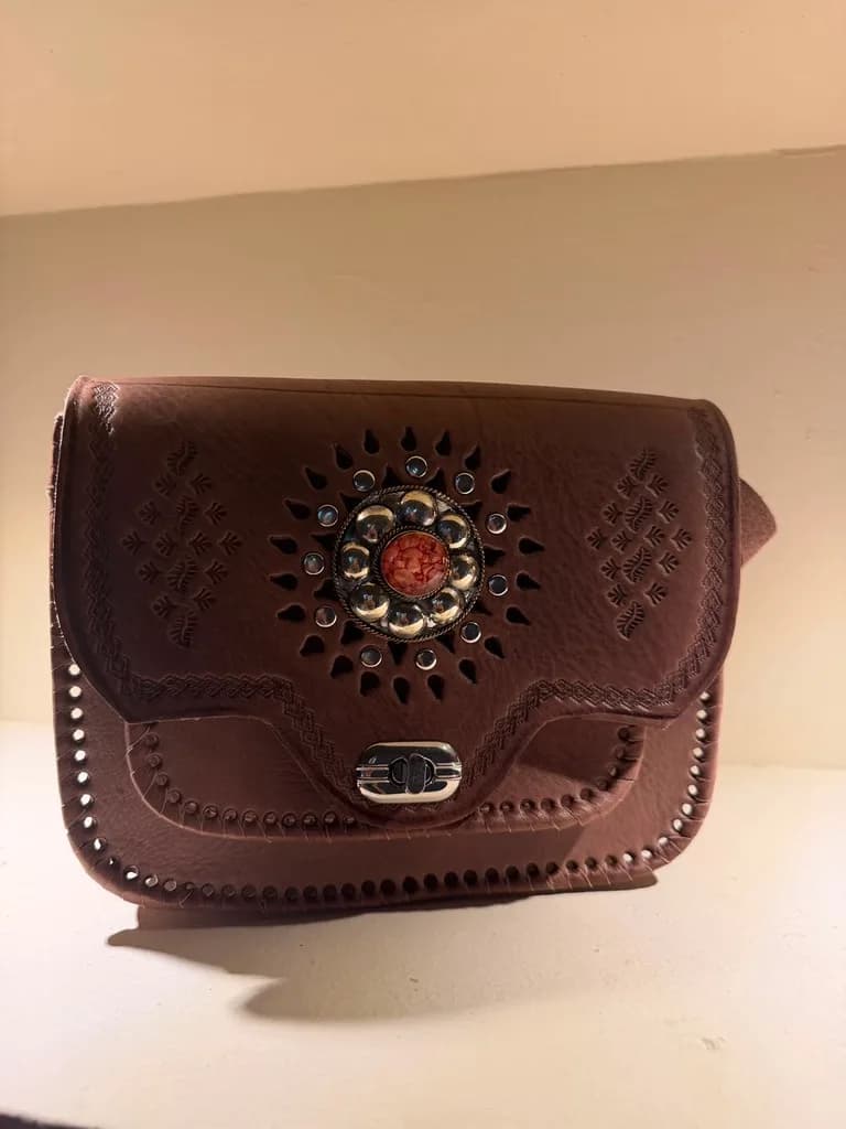 Sac berbère en cuir à cabochon taupe 