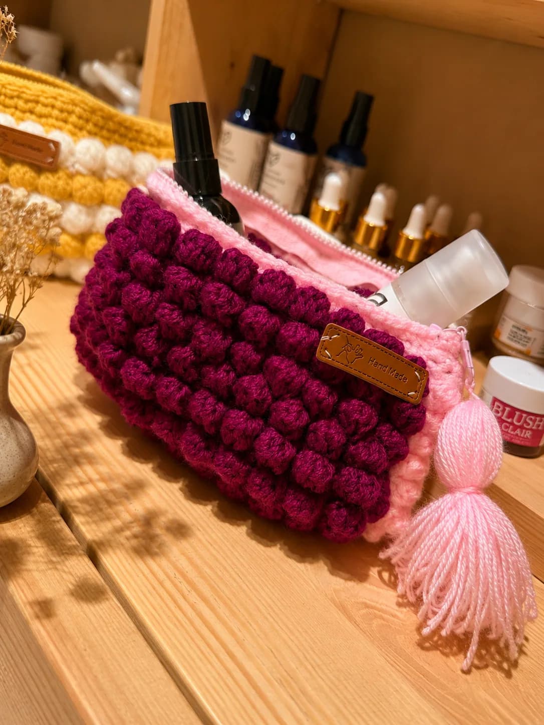 Trousse Artisanale au Crochet Fuchsia – Taille Moyenne | Fait Main au Maroc