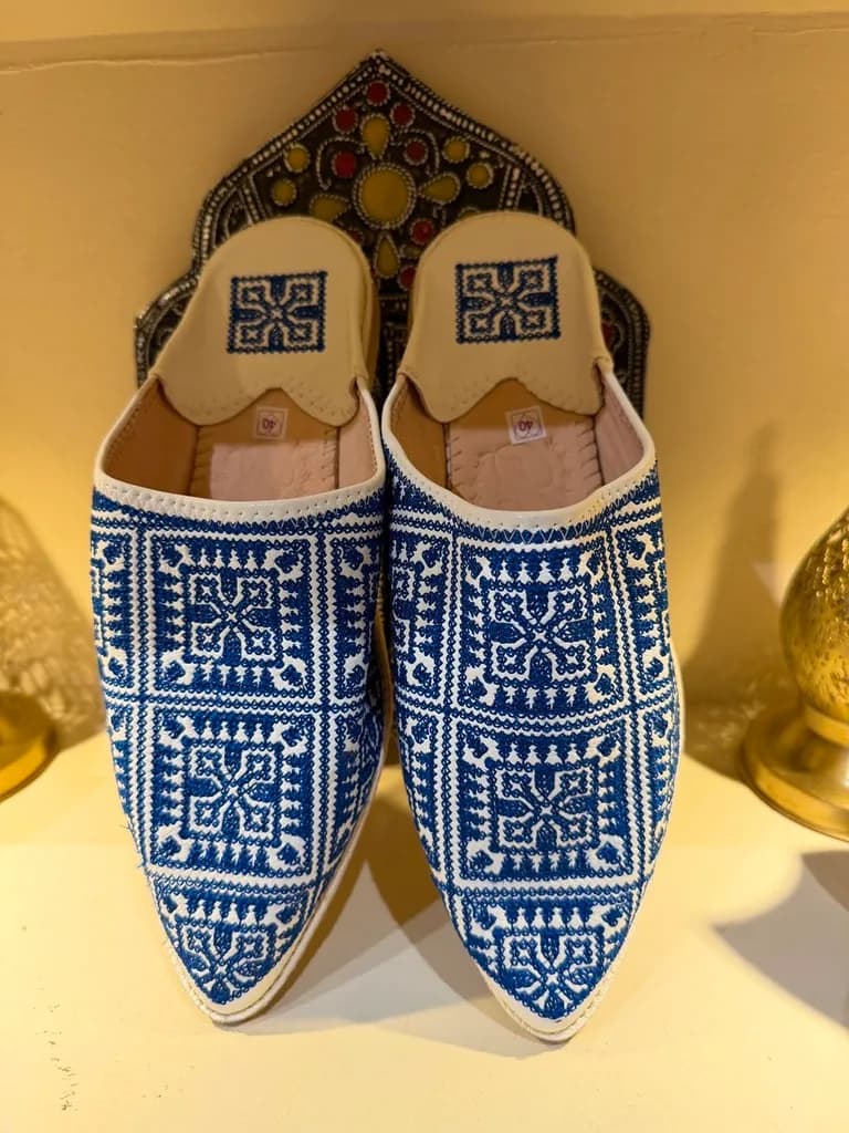 Babouches pointues brodées motif fassi (bleu)