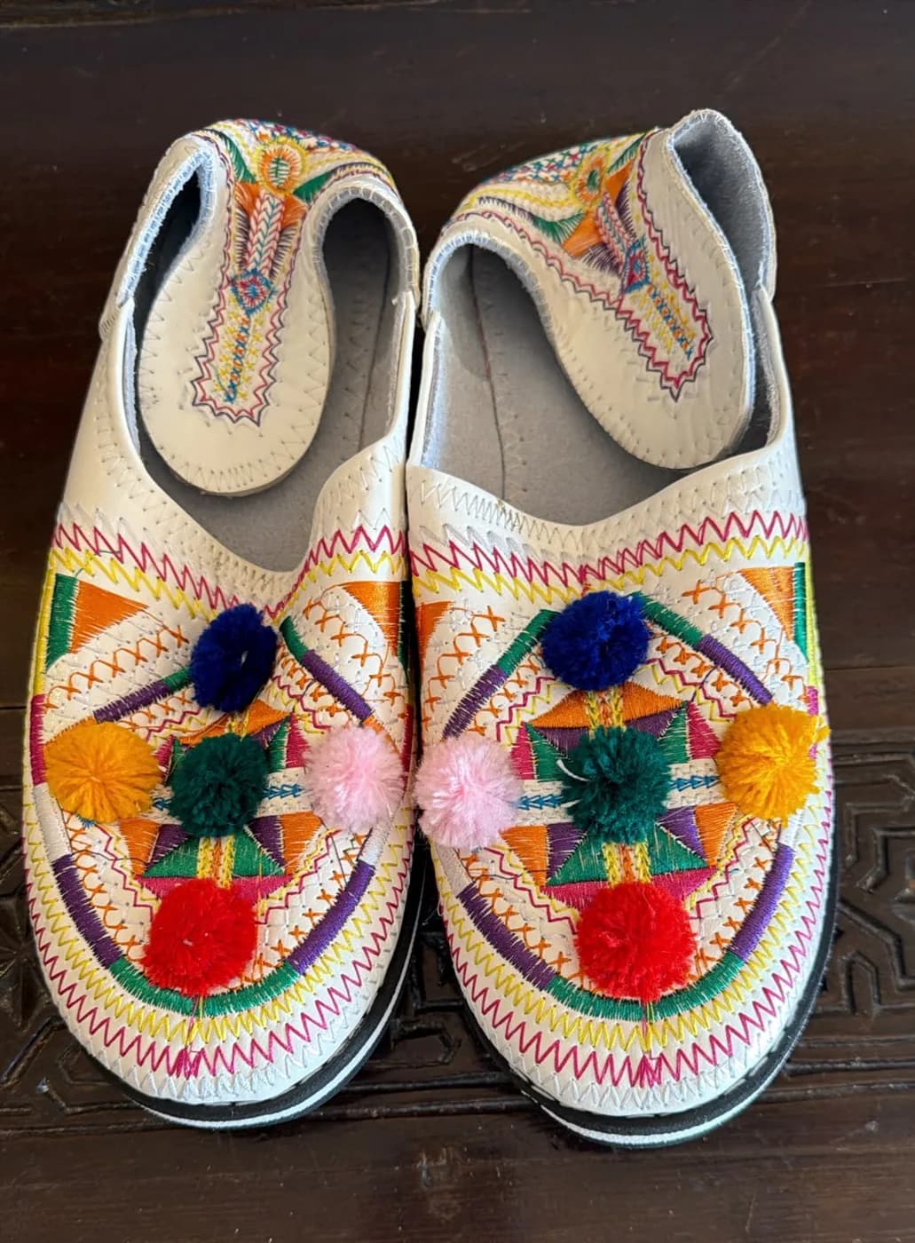 Babouches berbères en cuir à pompons (écru)