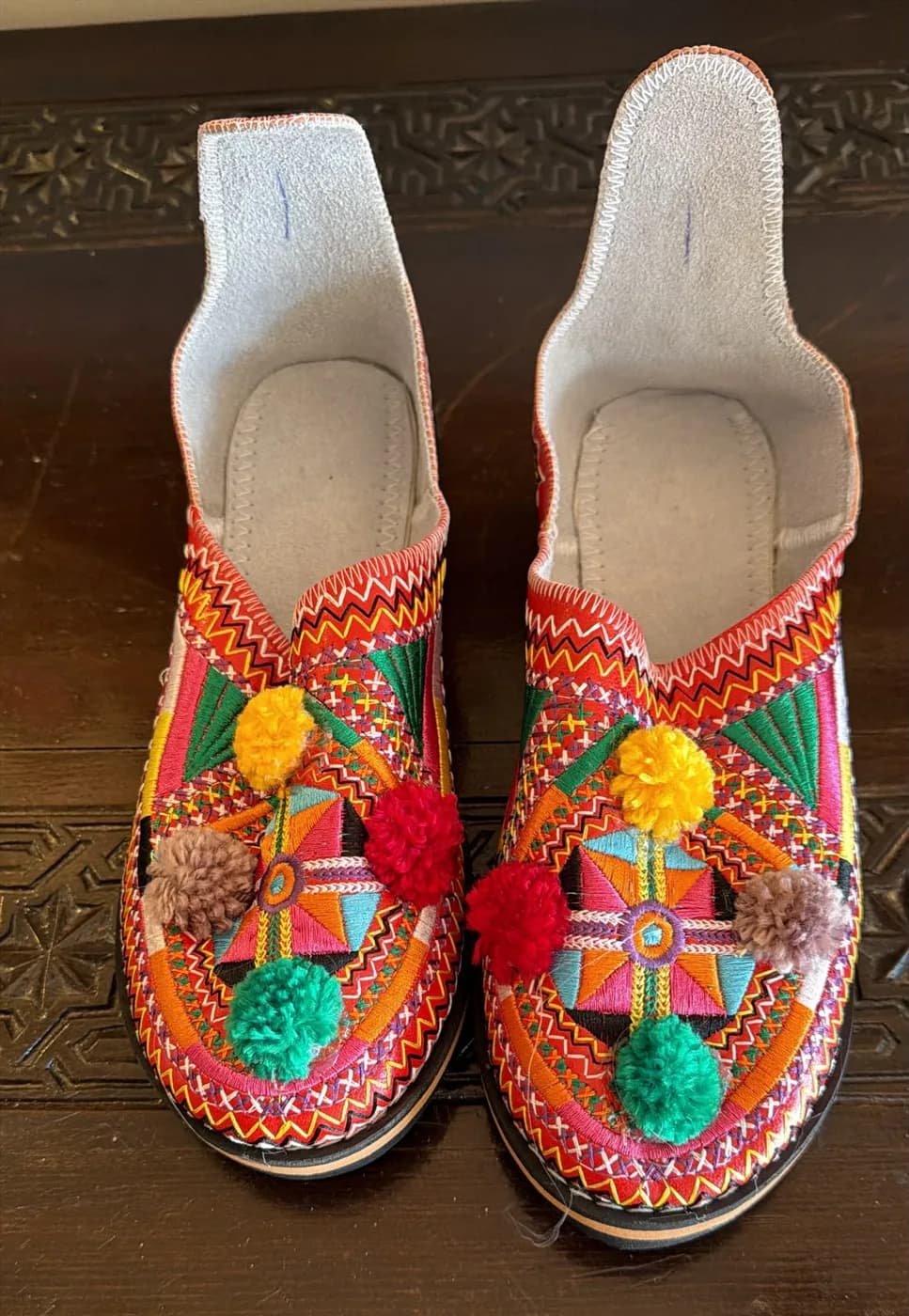 Babouches berbères en cuir à pompons (rouge)