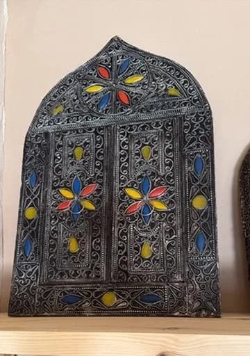 Miroir marocain en métal ciselé et verre coloré