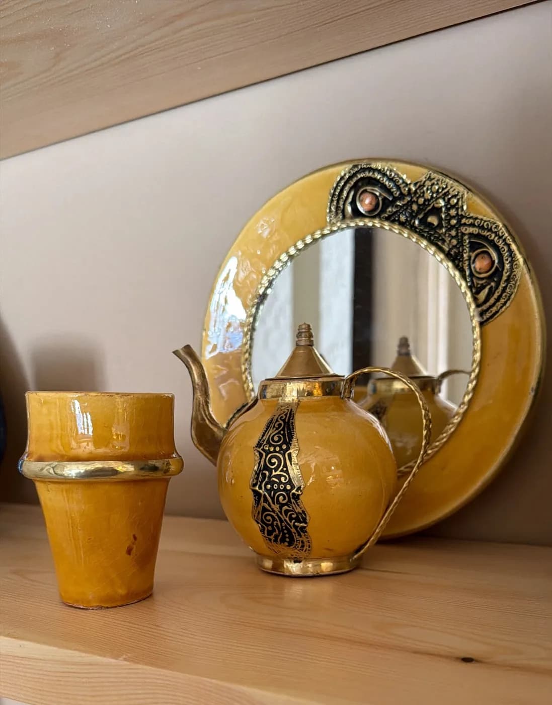 Théière marocaine en céramique jaune de Safi
