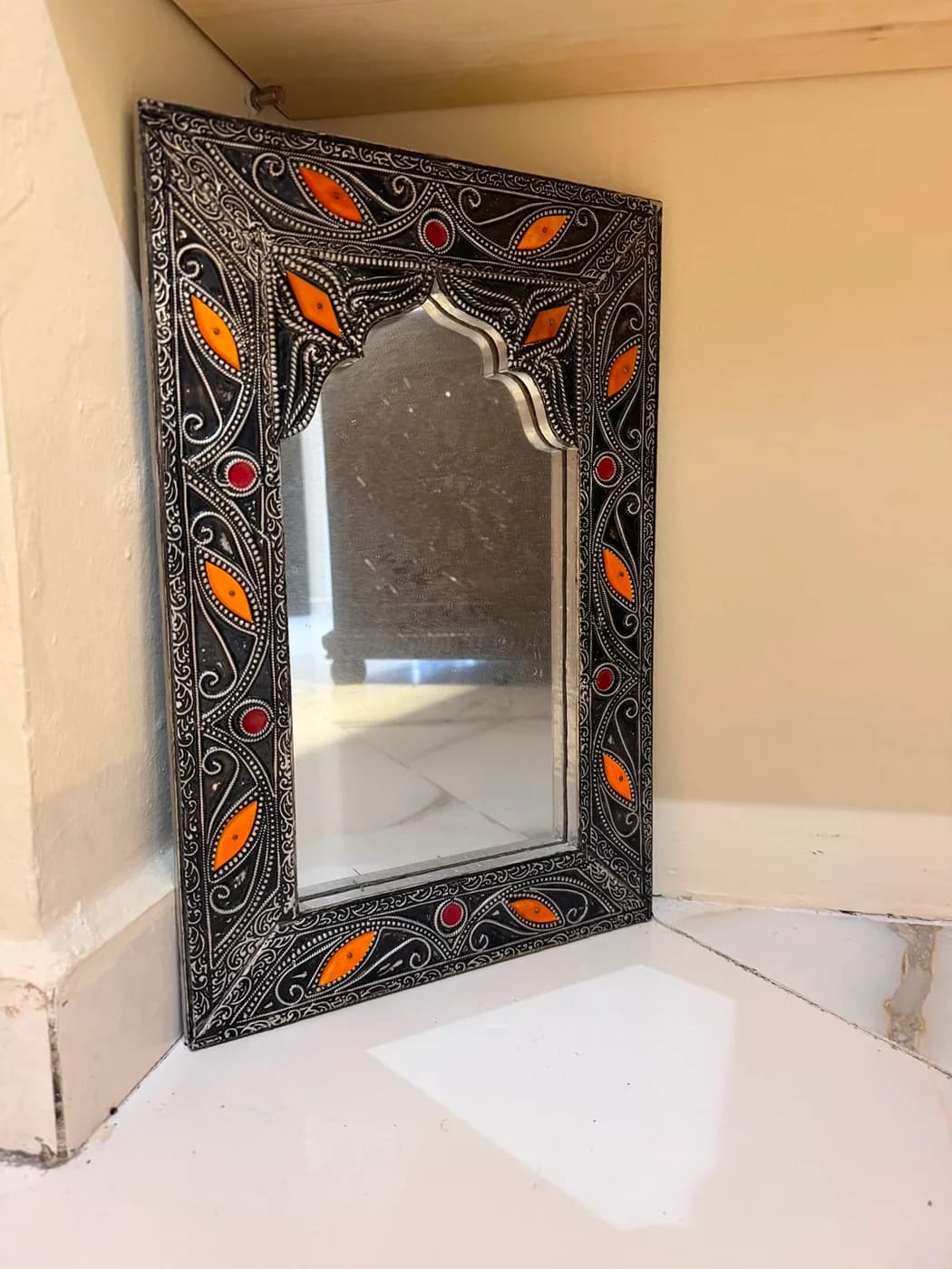 Miroir marocain arcade — métal ciselé, cabochons ambre