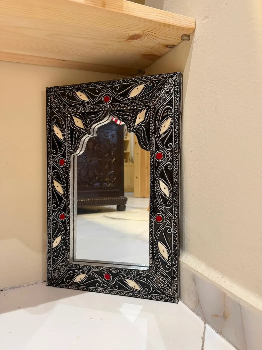 Miroir marocain arcade — métal ciselé, cabochons ivoire