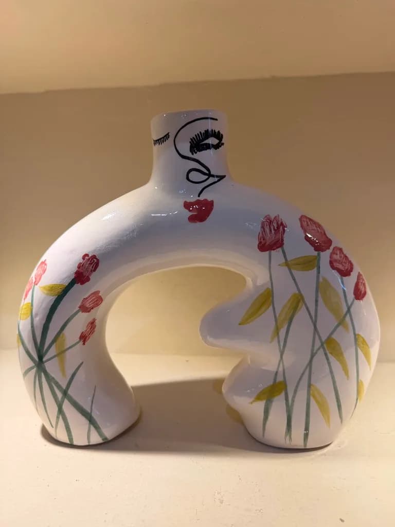 Vase demi-lune blanc — coquelicots & visage