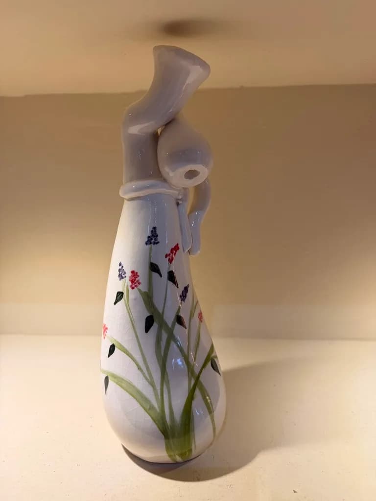 Vase-cruche « femme drapée » aux fleurs des champs