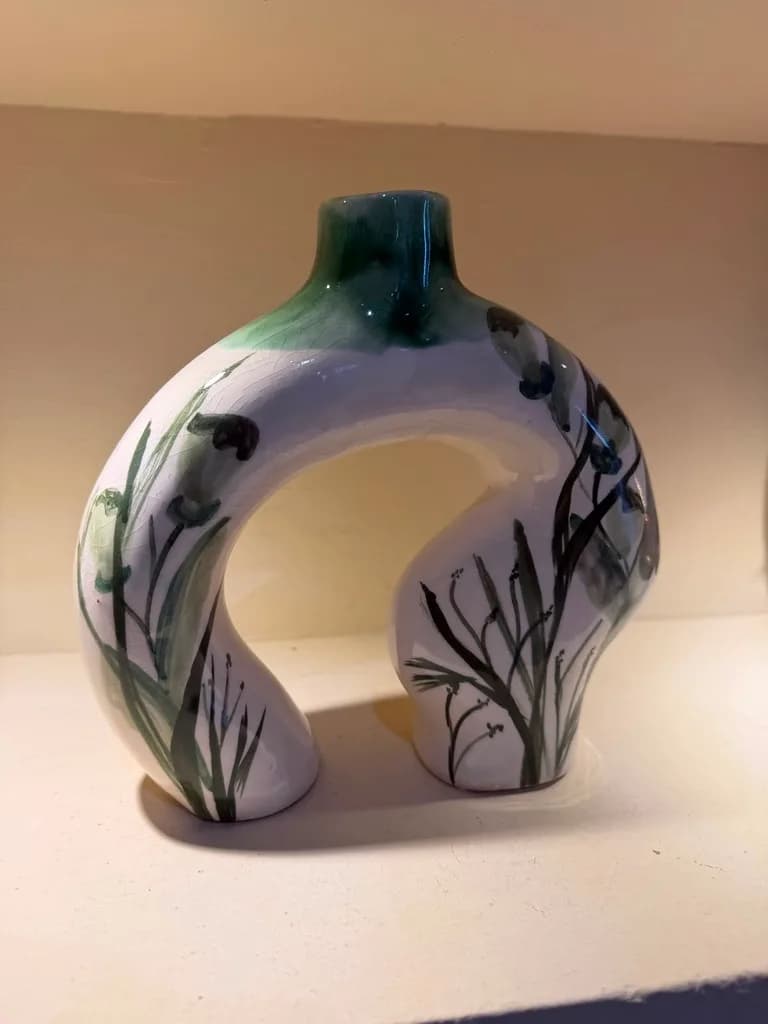 Vase arche en céramique peint main — motif végétal