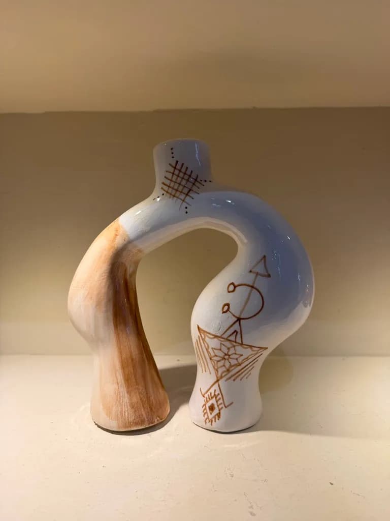 Vase arche en céramique — symboles berbères