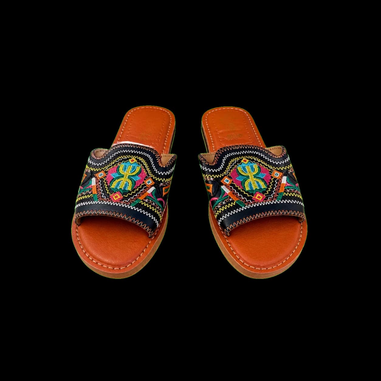 Sandales brodées noires en cuir