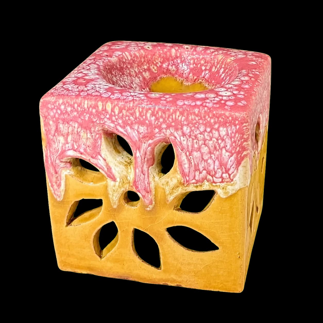 Brûle-parfum cube en céramique ajourée