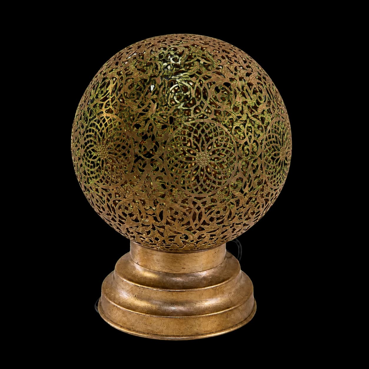 Lampe de table en cuivre ajouré — grande boule (électrifiée) (21/17cm)