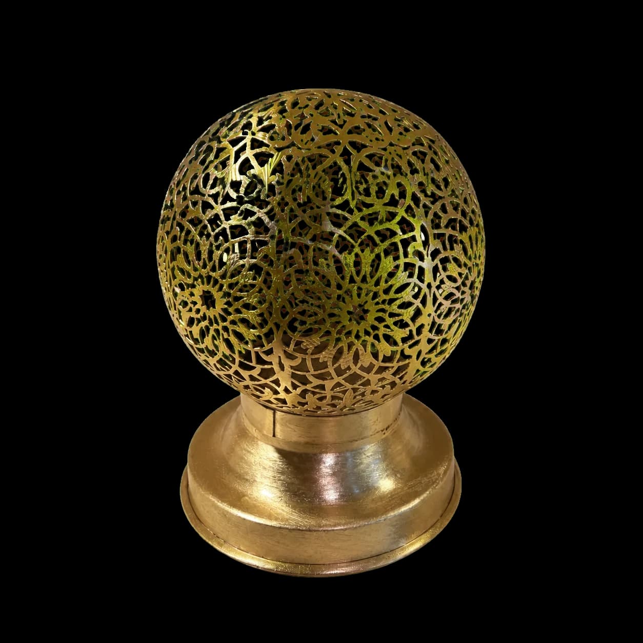 Lampe de table en cuivre ajouré — boule. (14/12cm)