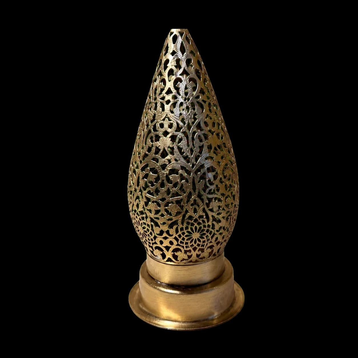 Lampe de table en cuivre ajouré — flamme. (18/11 cm)