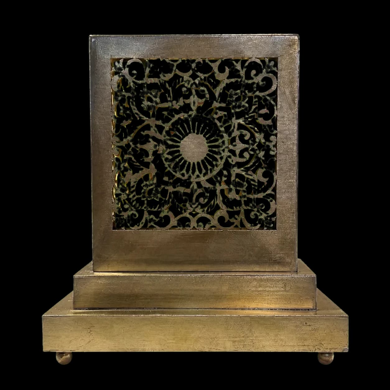 Photophore lanterne carrée en cuivre ajouré. (15/15cm)