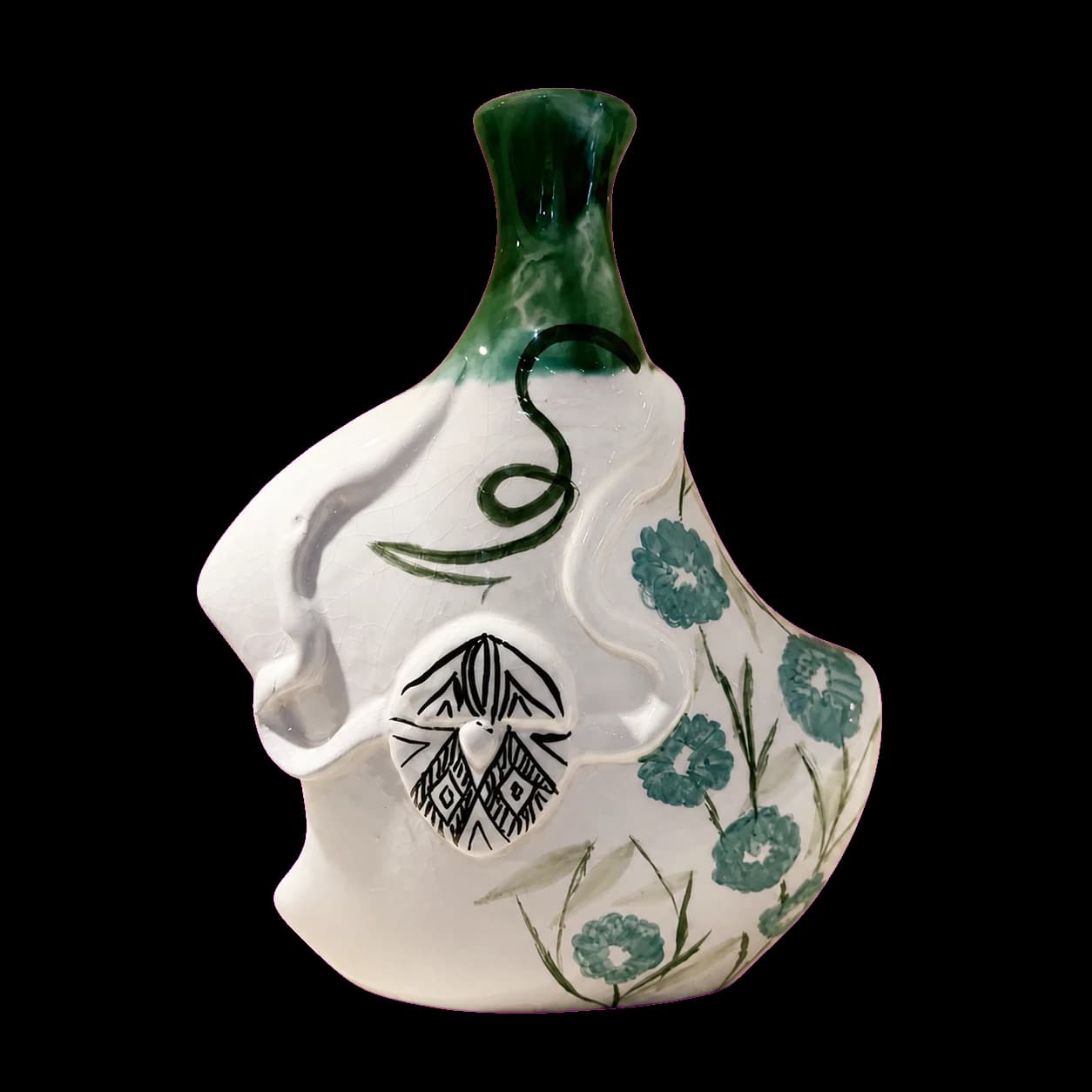 Vase blanc — fleurs bleues & médaillon berbère