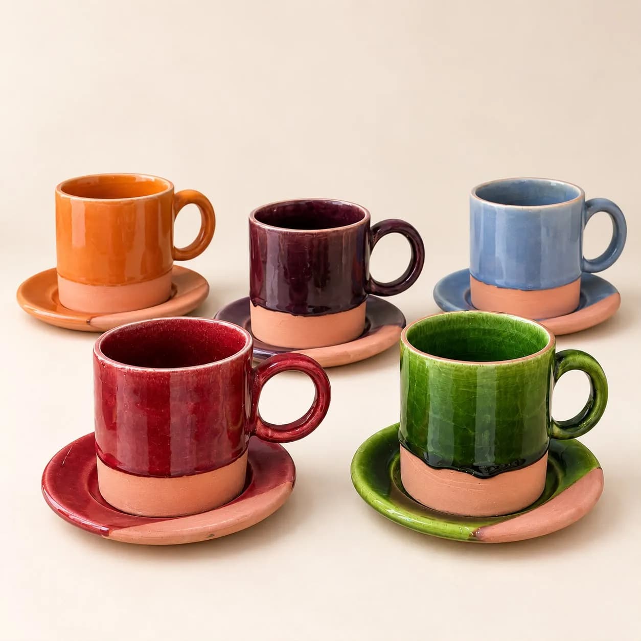 Tasse et soucoupe en terre cuite émaillée — anse anneau
