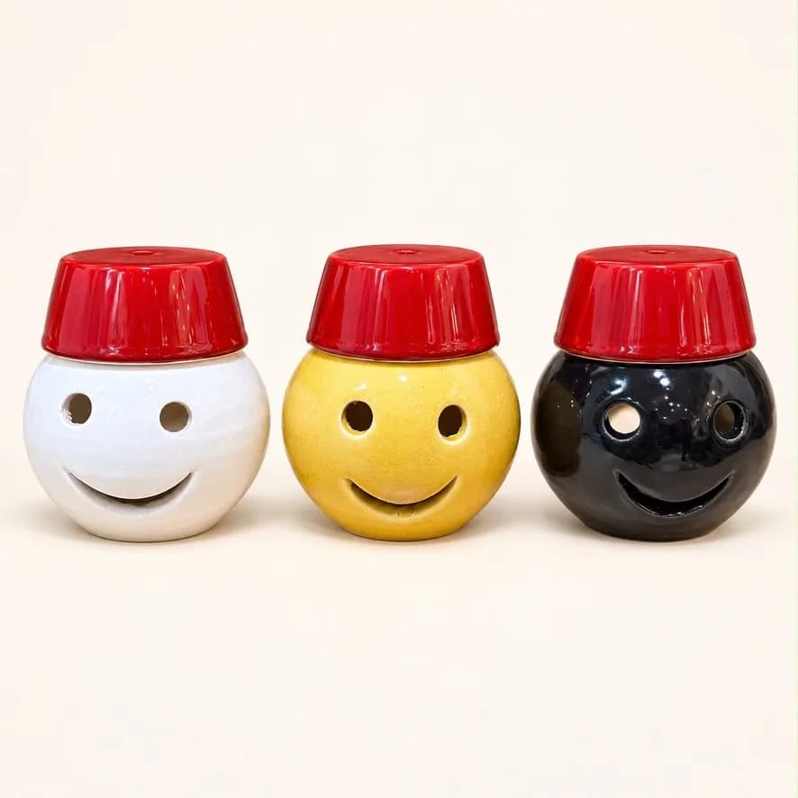 Photophore en céramique au tarbouche — visage souriant