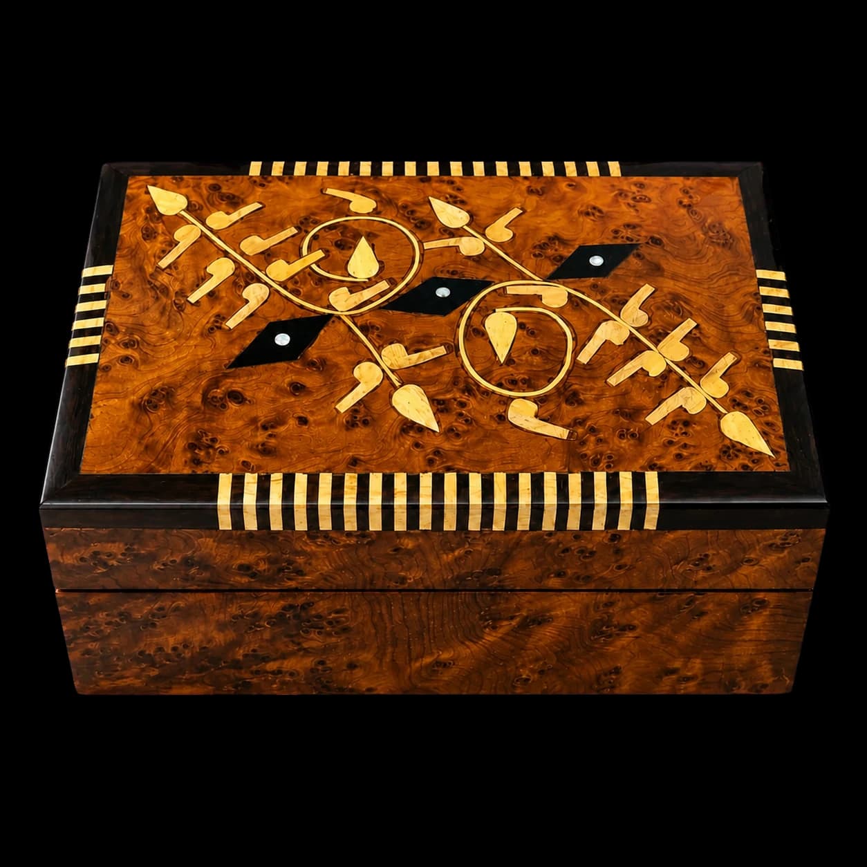 Coffret en thuya à marqueterie (ébène, citronnier, nacre)