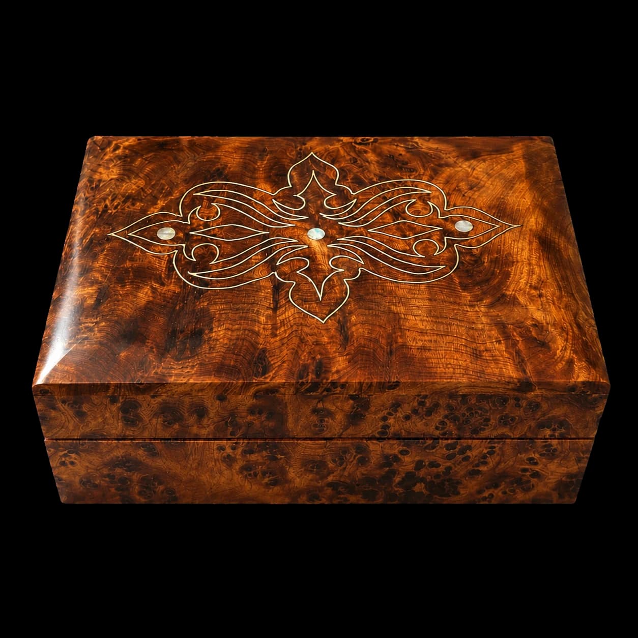Boîte rectangulaire en thuya, filet d'argent & nacre