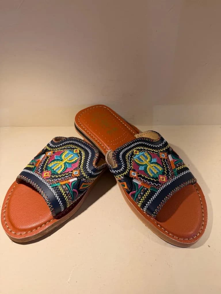 Sandales brodées noires en cuir