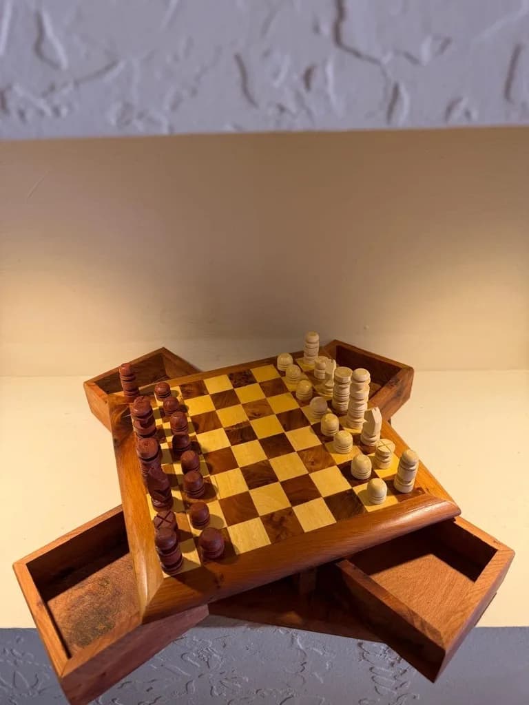 Jeu d'échecs en thuya avec tiroirs de rangement