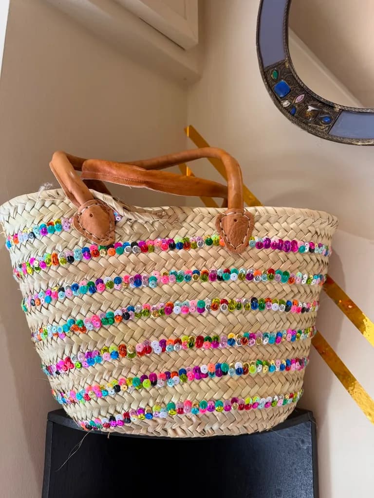 Panier en paille à sequins multicolores