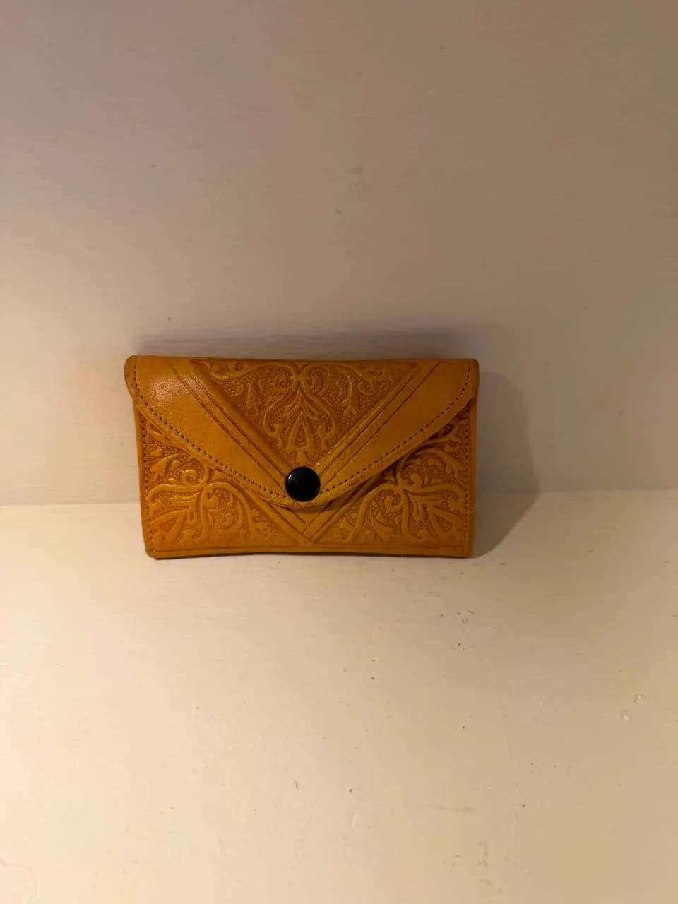 Porte-monnaie en cuir repoussé jaune