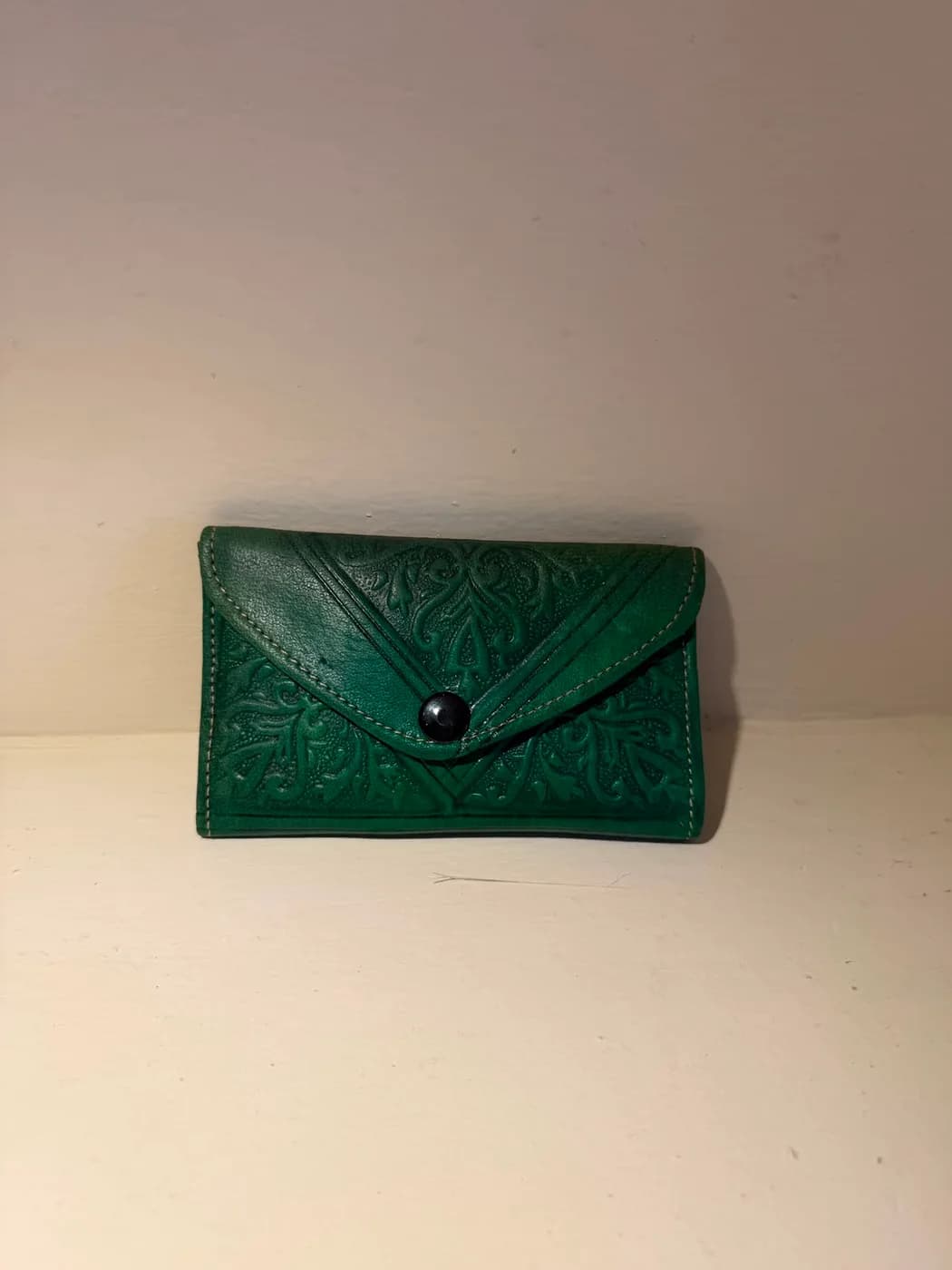 Porte-monnaie en cuir repoussé vert
