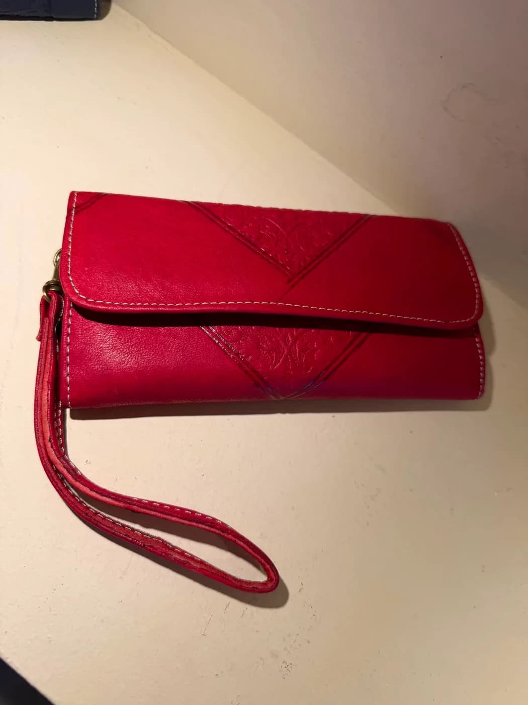 Portefeuille dragonne en cuir repoussé fushia
