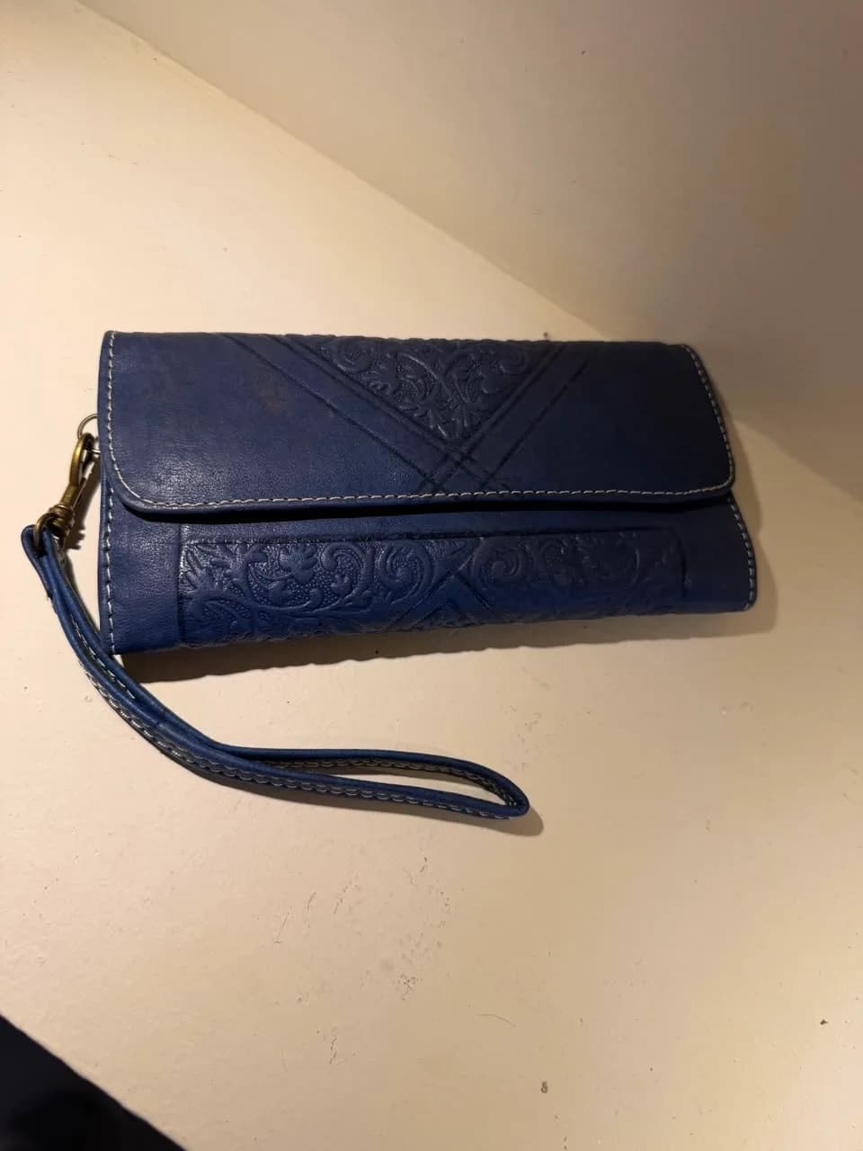 Portefeuille dragonne en cuir repoussé bleu