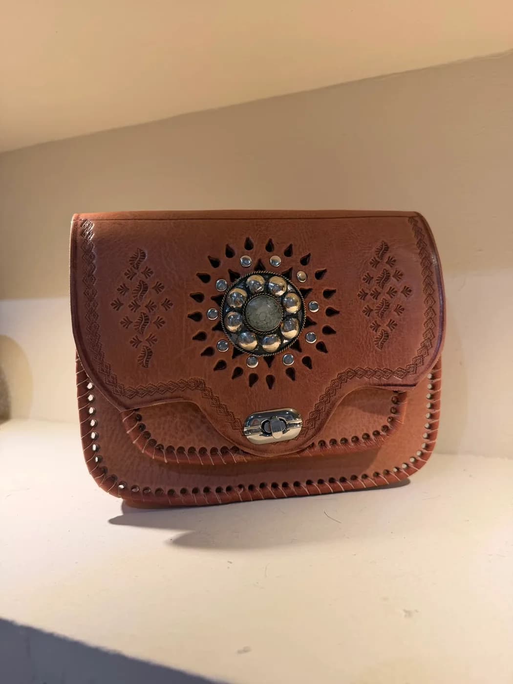 Sac berbère en cuir à cabochon beige