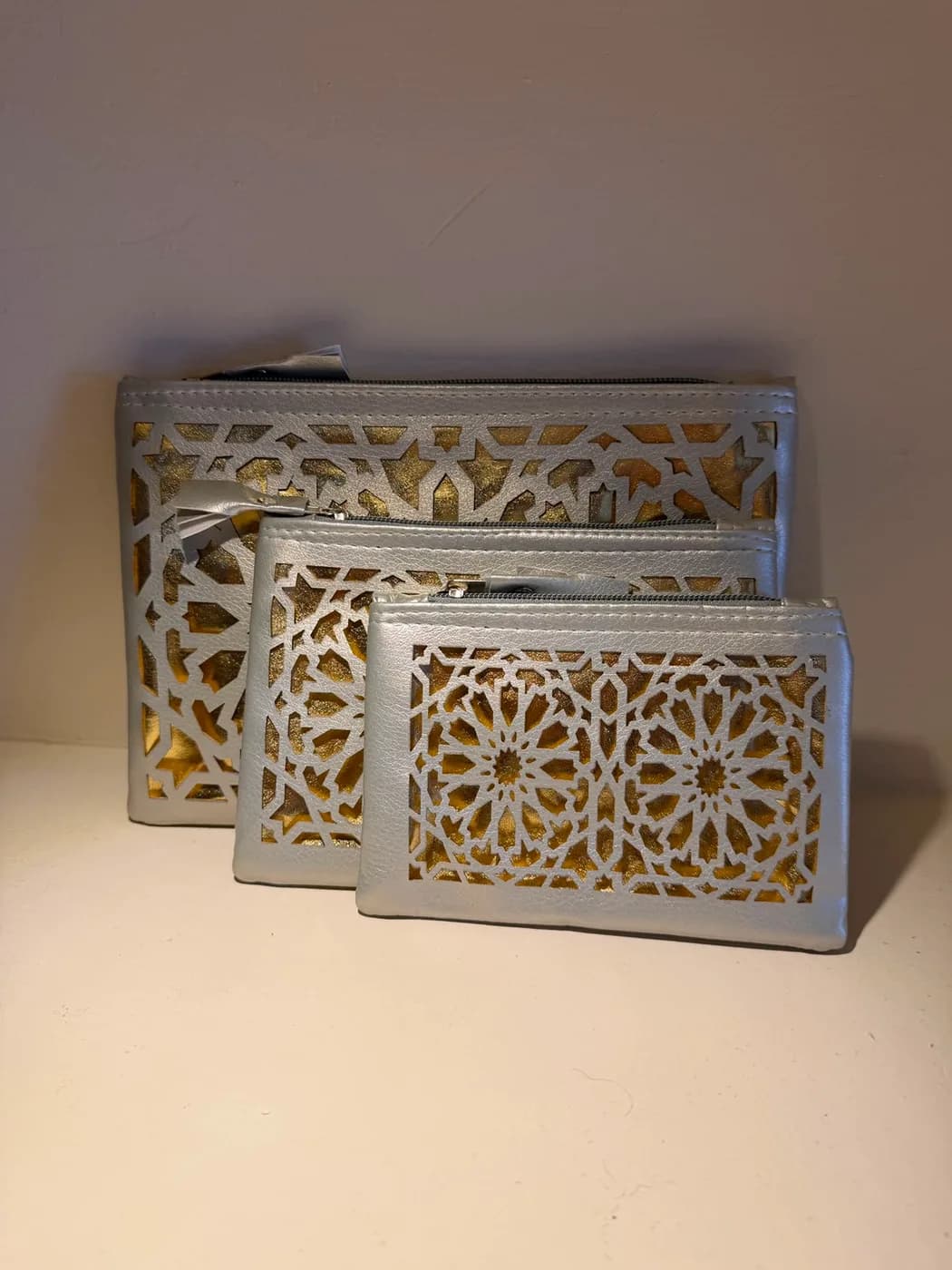 Trousses en cuir ajouré argent et or (lot de 3)
