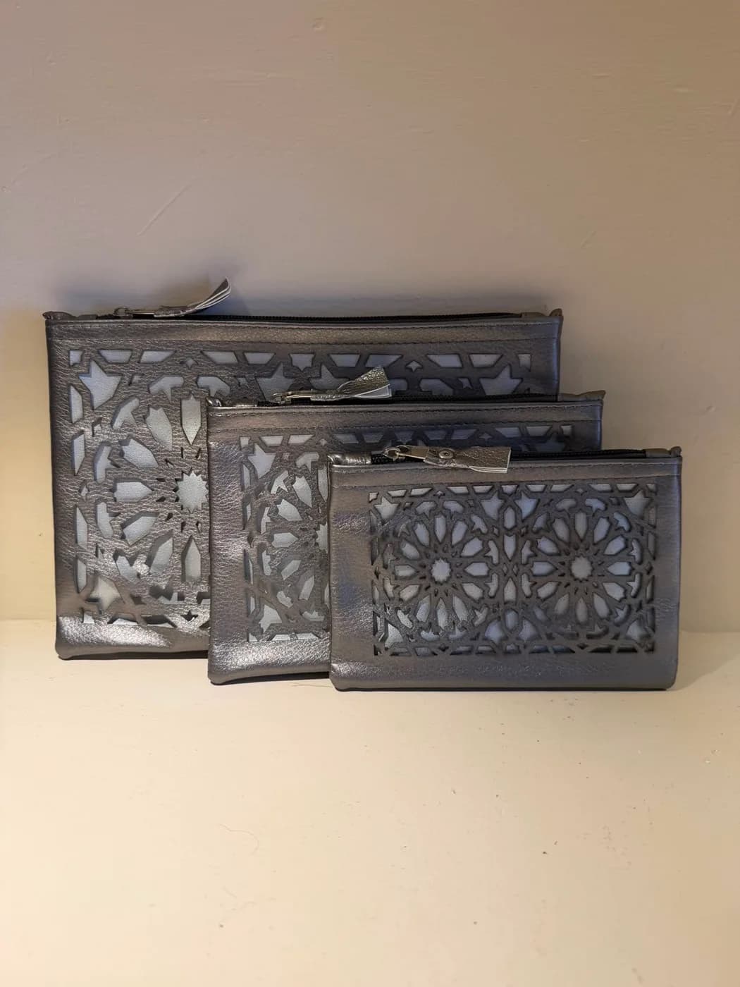Trousses en cuir ajouré étain (lot de 3)