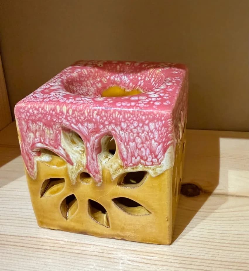 Brûle-parfum cube en céramique ajourée